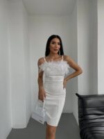 Beyaz Göğüs Tüy Detaylı Askılı Atlas Elbise - 10250