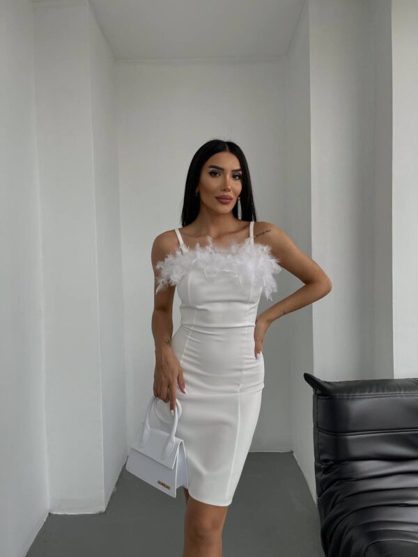 Beyaz Göğüs Tüy Detaylı Askılı Atlas Elbise - 10250